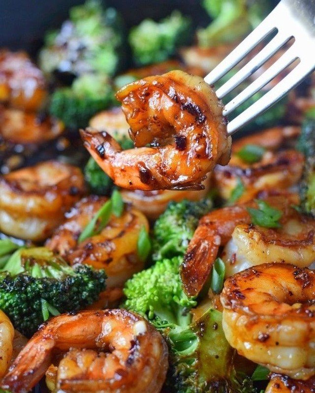 A plate of honey garlic shrimp with broccoli
